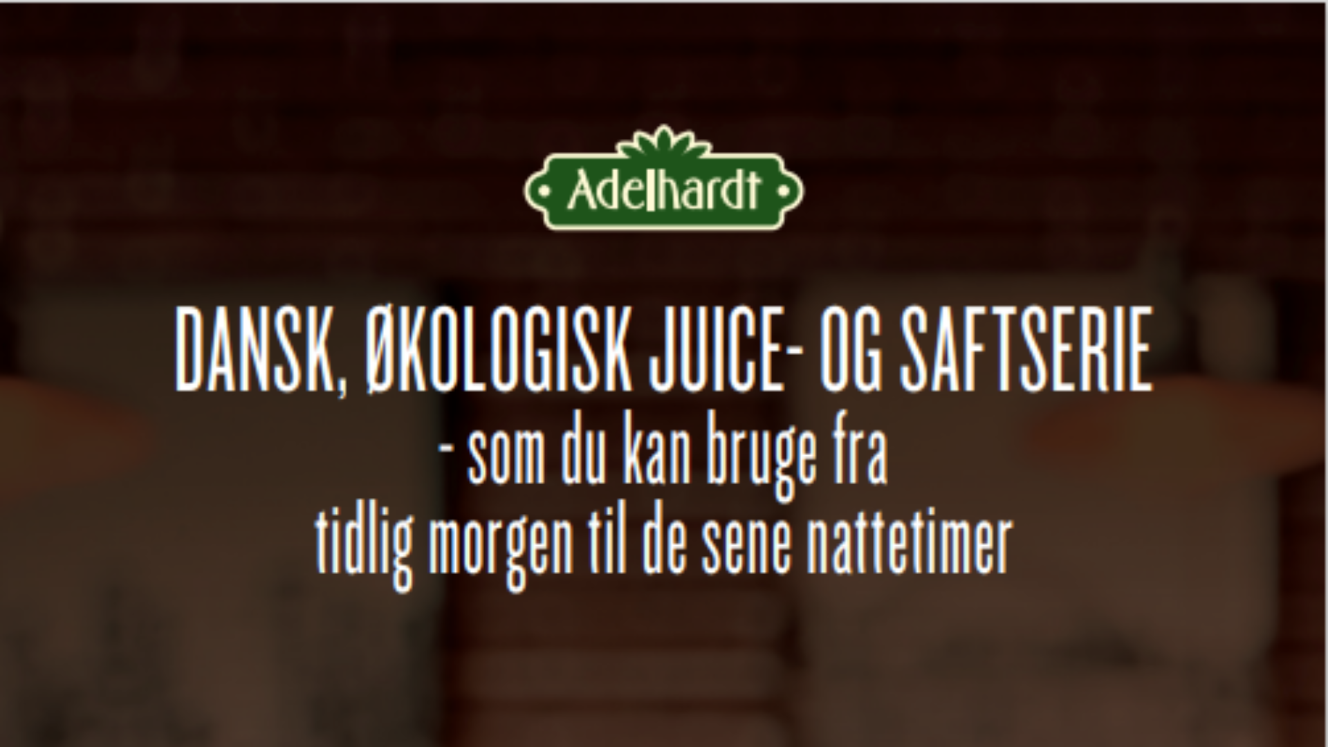 Hvid tekst om Adelhardts produkter på en sløret brun baggrund og Adelhardt logo i toppen.