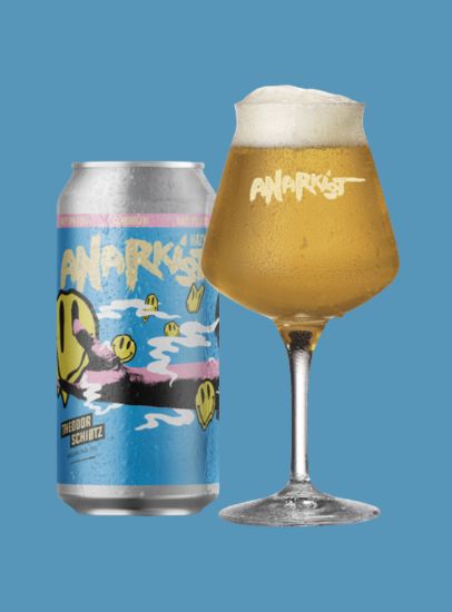 Anarkist Hazy IPA dåse og ophældt i et glas på en blå baggrund