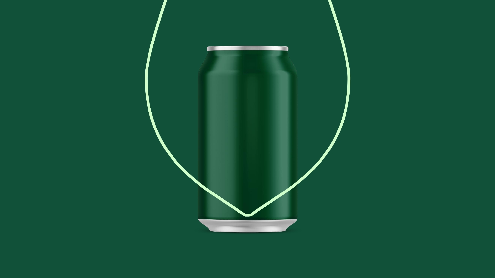 En flaske, et fyldt glas og en dåse Royal Pilsner alkoholfri øl står ved siden af hinanden på en grøn baggrund. Flasken og dåsen har etiketter med det grønne Royal-logo, og glasset er fyldt med den gyldne pilsnerøl, toppet med hvidt skum.